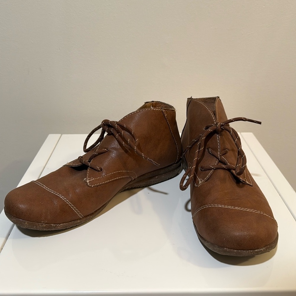 Born BOC Sabelle Ankle Booties Women's size 10 Brown Faux Leather Lace ups